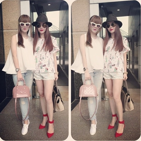 Hai chị em ca sĩ Yến Trang, Yến Nhi gây ấn tượng trong thời gian gần đây với phong cách ăn mặc trẻ trung. Yến Nhi trẻ trung cùng quần jeans bụi phủi và túi xách Louis Vuiton (bên trái). Yến Trang (bên phải) ngọt ngào và thời thượng với áo thun họa tiết, soóc và túi xách Céline thanh lịch