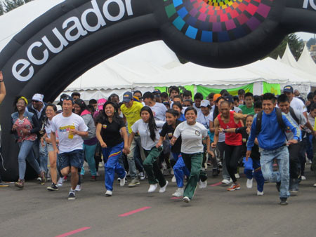 Thi chạy 3.000m ở Festival. Ảnh: Lê Xuân Sơn