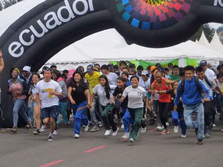 Thi chạy 3.000m ở Festival. Ảnh: Lê Xuân Sơn