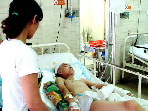 Chị Nam luôn túc trực bên cạnh giường bệnh của con trai