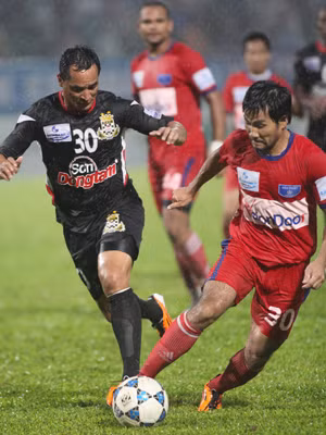 Bóng đá Việt Nam nhọc nhằn chống đỡ suy thoái