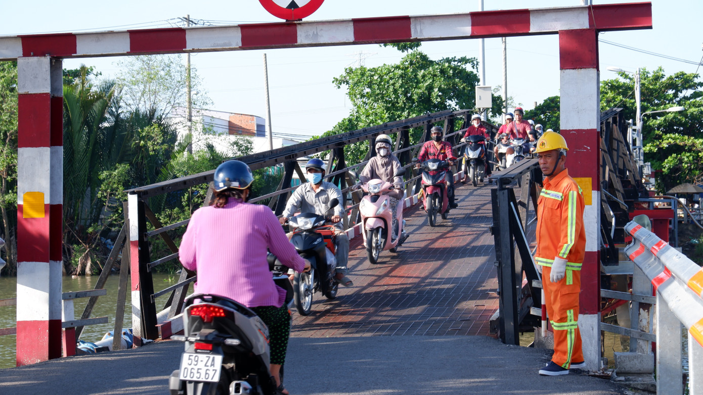 Cầu sắt Rạch Tôm là một trong 4 cây cầu sắt cũ trên trục đường Lê Văn Lương. Ảnh: Hữu Huy Cầu sắt Rạch Tôm là một trong 4 cây cầu sắt cũ trên trục đường Lê Văn Lương. Ảnh: Hữu Huy