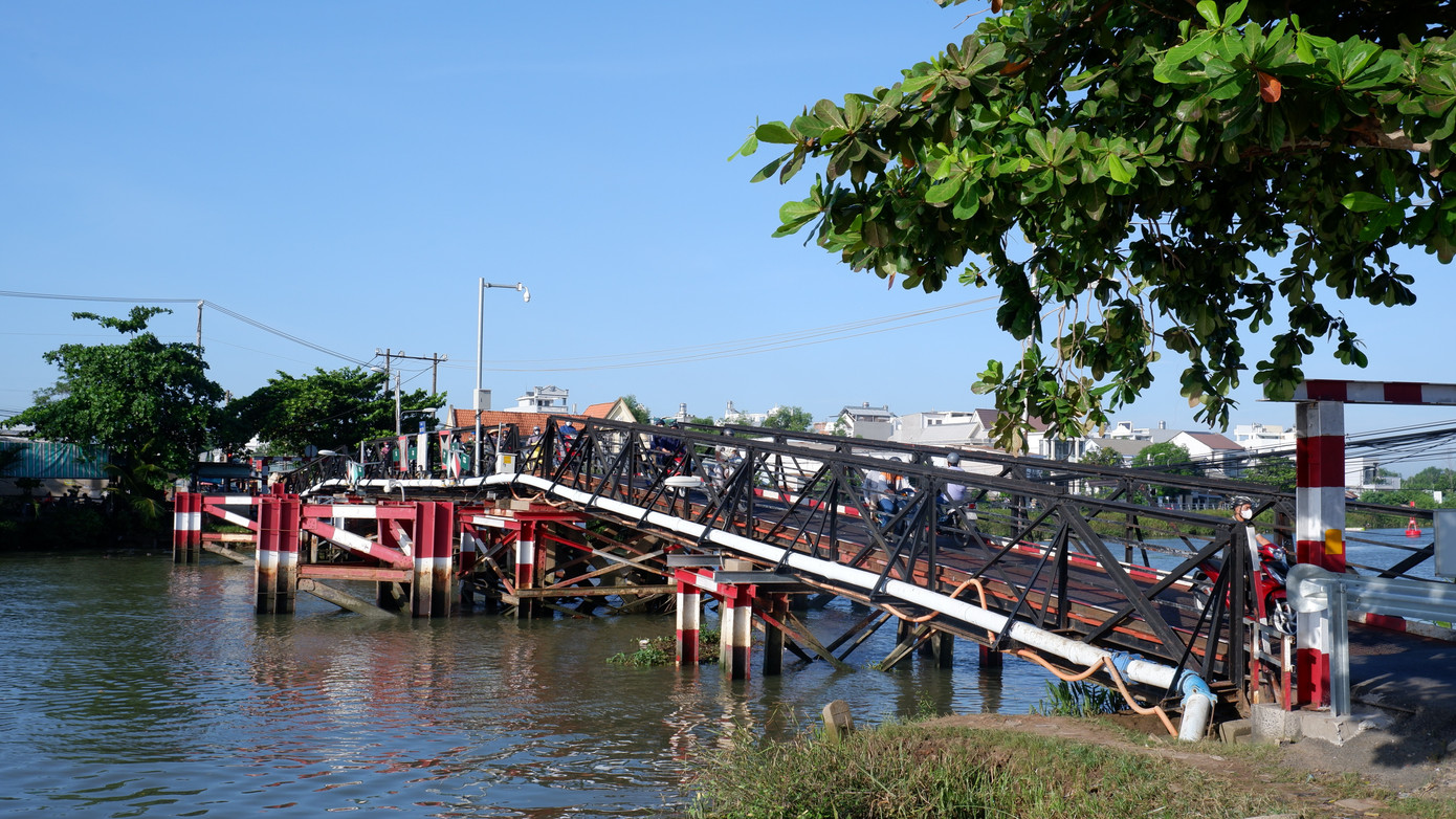 Cầu sắt Rạch Tôm là một trong 4 cây cầu sắt cũ trên trục đường Lê Văn Lương. Ảnh: Hữu Huy Cầu sắt Rạch Tôm là một trong 4 cây cầu sắt cũ trên trục đường Lê Văn Lương. Ảnh: Hữu Huy
