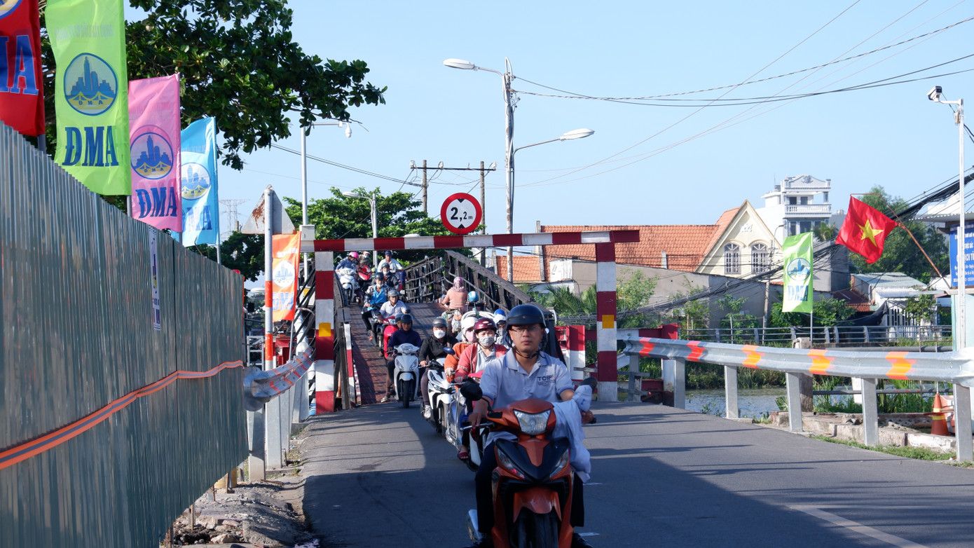 Cầu sắt Rạch Tôm hiện hữu đã không còn đáp ứng được nhu cầu giao thông ngày càng tăng. Ảnh: Hữu Huy Cầu sắt Rạch Tôm hiện hữu đã không còn đáp ứng được nhu cầu giao thông ngày càng tăng. Ảnh: Hữu Huy