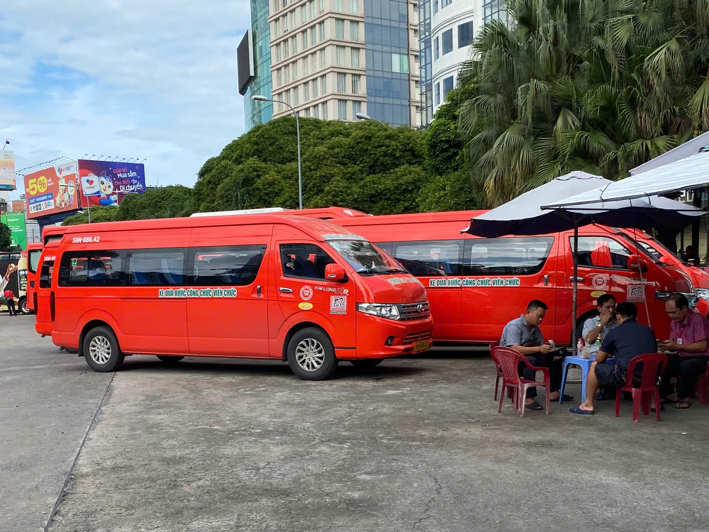Xe đưa rước công chức, viên chức đỗ tại bến xe buýt Sài Gòn. Ảnh: Hữu Huy