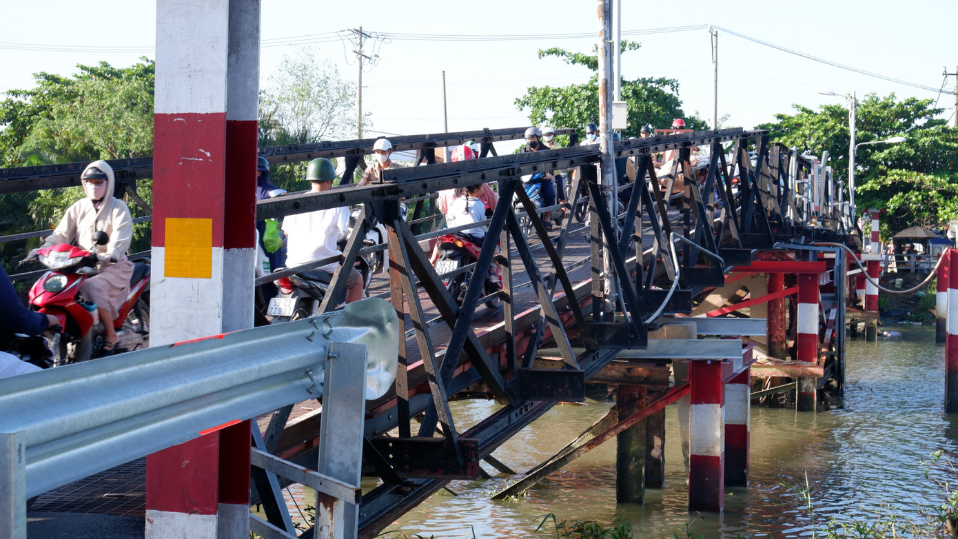 Cầu sắt Rạch Tôm là một trong 4 cây cầu sắt cũ trên trục đường Lê Văn Lương. Ảnh: Hữu Huy Cầu sắt Rạch Tôm là một trong 4 cây cầu sắt cũ trên trục đường Lê Văn Lương. Ảnh: Hữu Huy