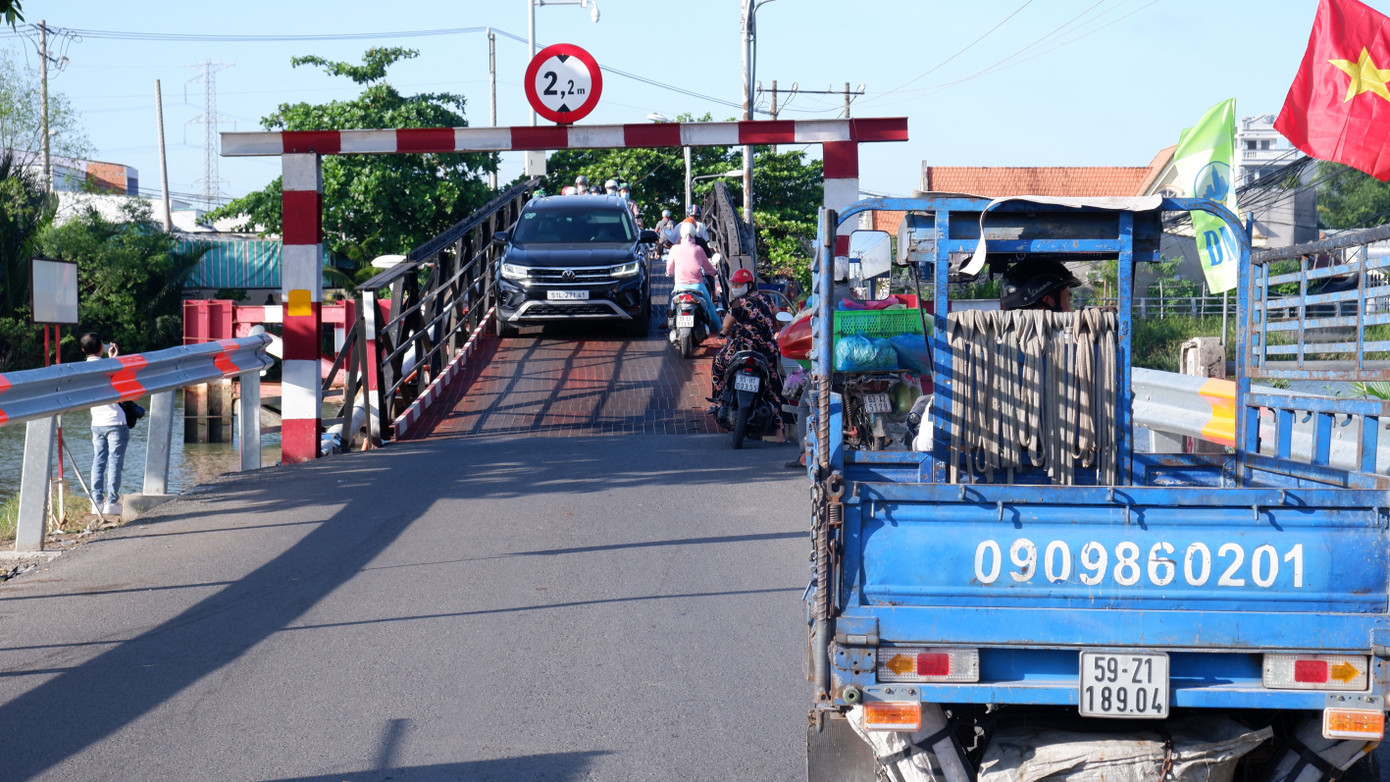 Mặt cầu chật hẹp, khi có ô tô đi qua, xe ở chiều lưu thông ngược lại phải dừng chờ. Ảnh: Hữu Huy Mặt cầu chật hẹp, khi có ô tô đi qua, xe ở chiều lưu thông ngược lại phải dừng chờ. Ảnh: Hữu Huy