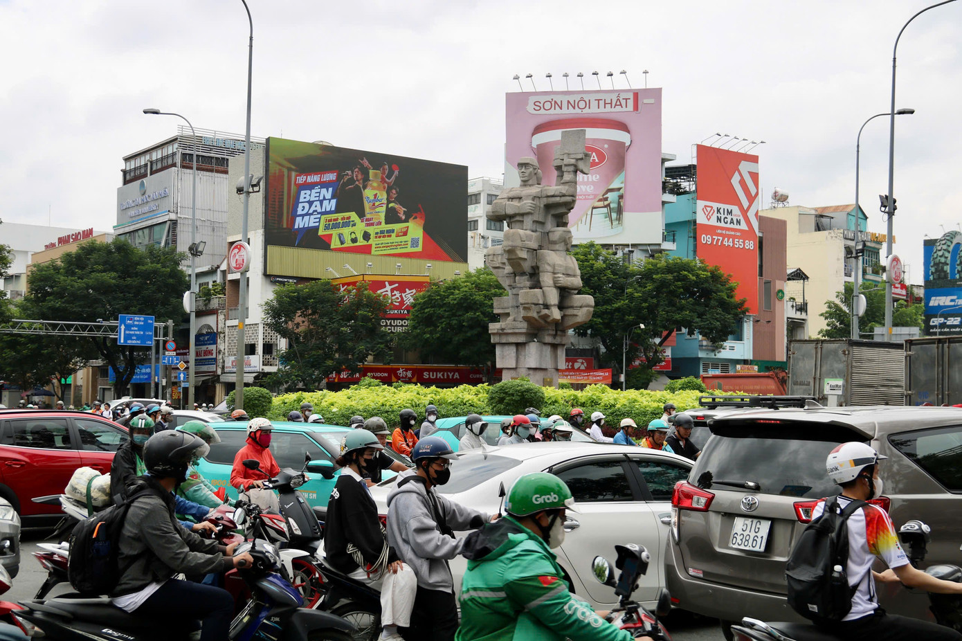 Khu vực vòng xoay ngã bảy Điện Biên Phủ thường xuyên ùn ứ vào giờ cao điểm. Ảnh: CTV