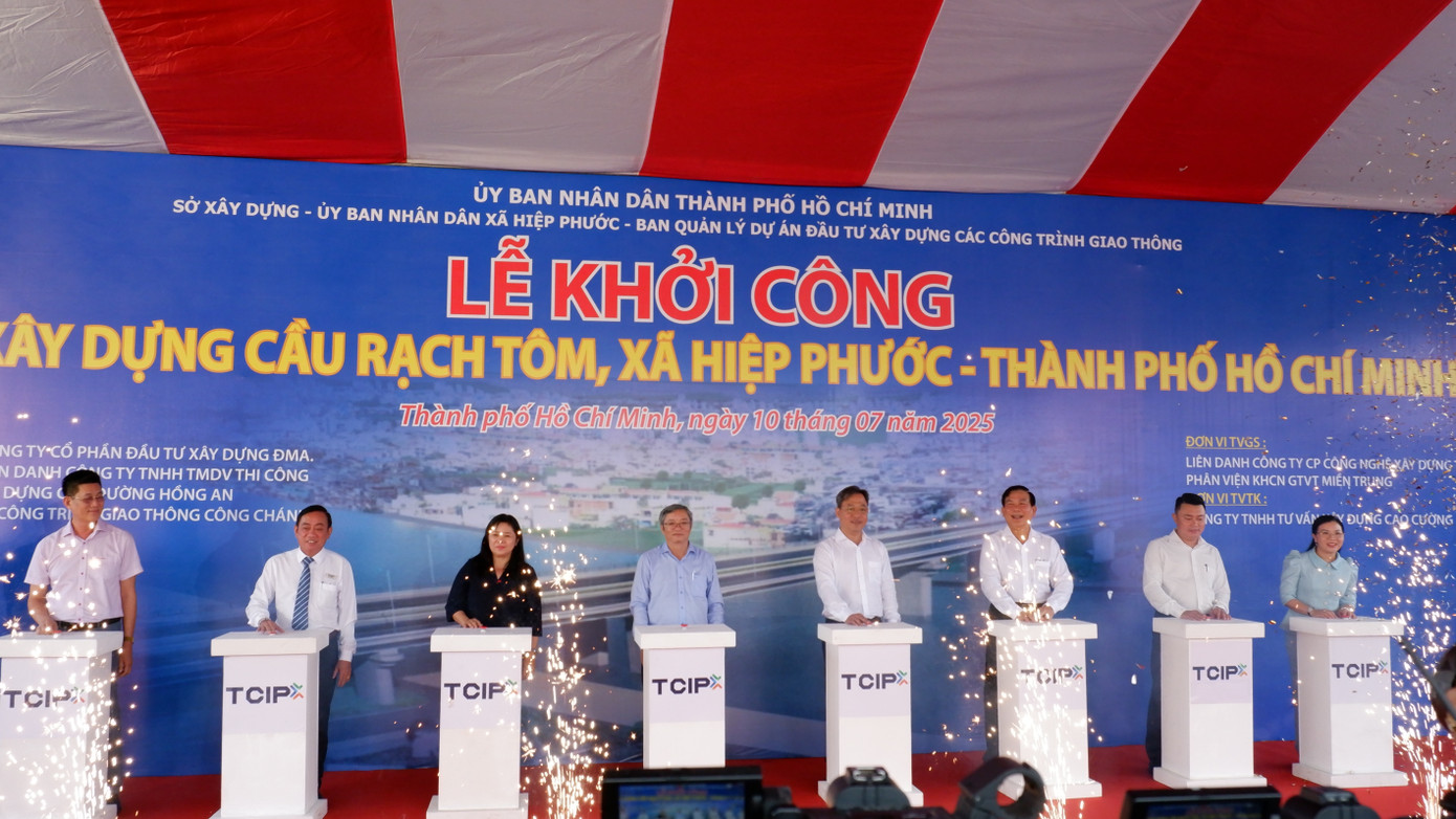 Các đại biểu thực hiện nghi thức khởi công xây dựng cầu Rạch Tôm mới. Ảnh: Hữu Huy Các đại biểu thực hiện nghi thức khởi công xây dựng cầu Rạch Tôm mới. Ảnh: Hữu Huy