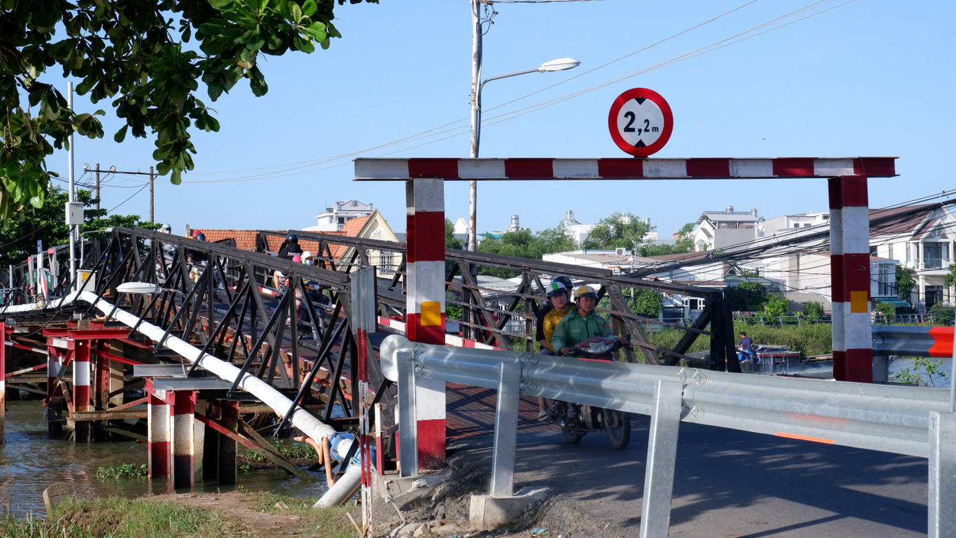 Cầu sắt Rạch Tôm là một trong 4 cây cầu sắt cũ trên trục đường Lê Văn Lương. Ảnh: Hữu Huy Cầu sắt Rạch Tôm là một trong 4 cây cầu sắt cũ trên trục đường Lê Văn Lương. Ảnh: Hữu Huy