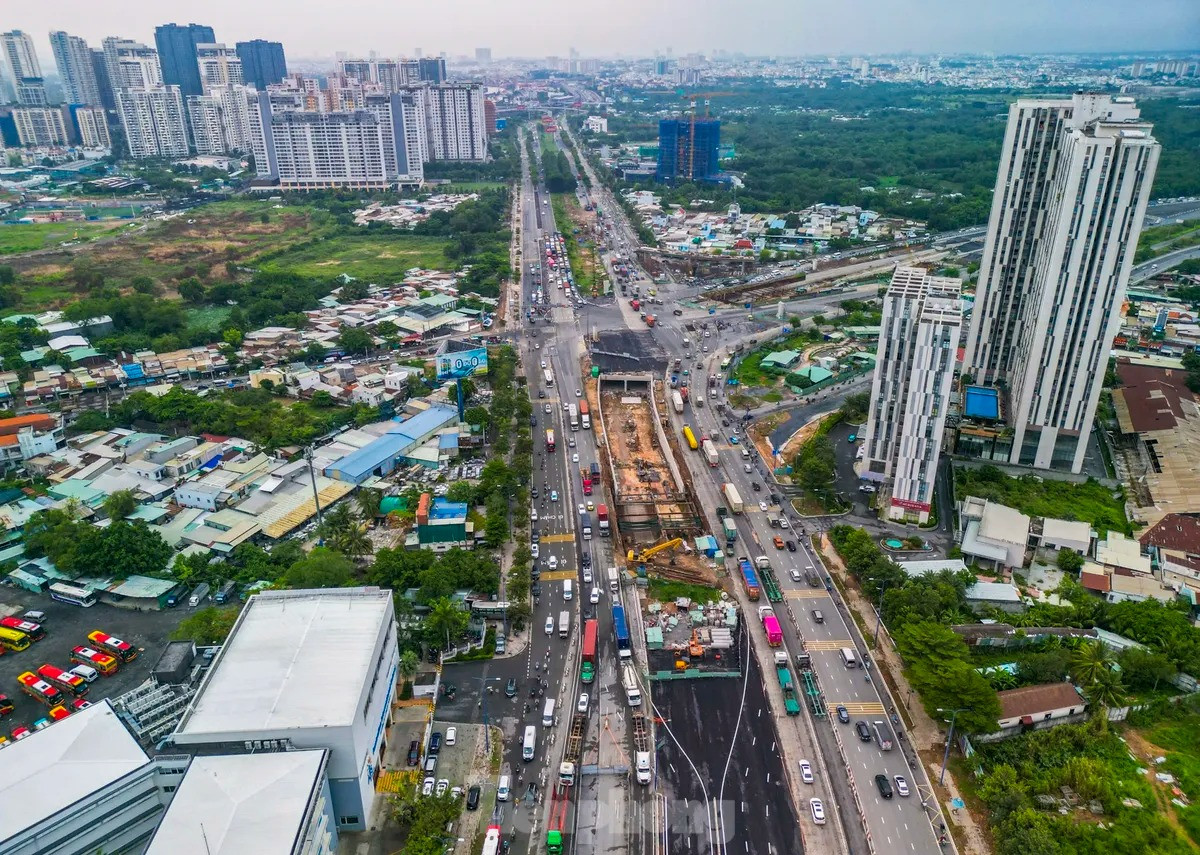 Nút giao thông An Phú - dự án trọng điểm ở cửa ngõ phía Đông TPHCM đang bị chậm tiến độ. Ảnh: Duy Anh