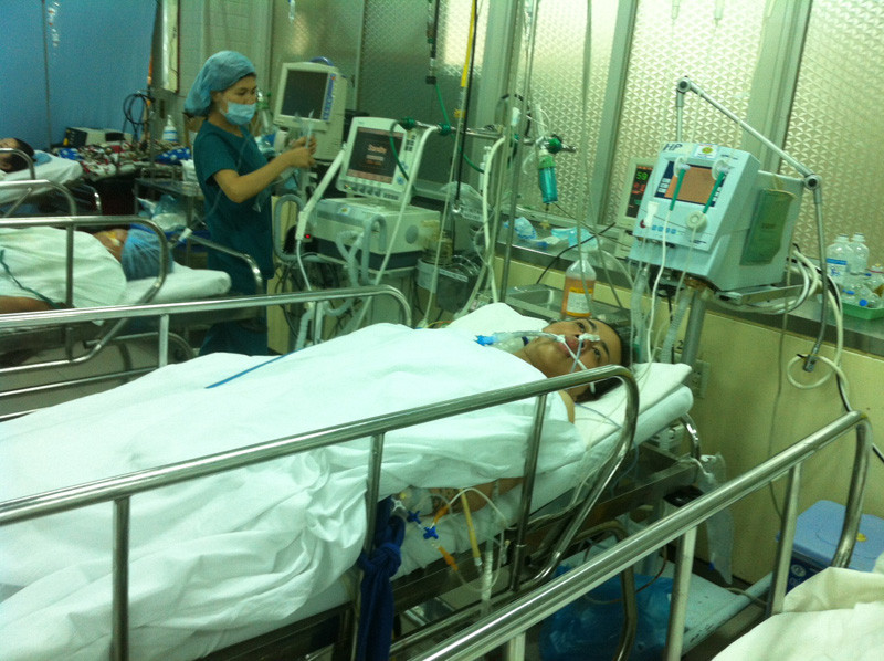 Bệnh nhân Chiến đang được hồi sức tích cực ở Bệnh viện Chợ Rẫy TPHCM. Ảnh: L.N