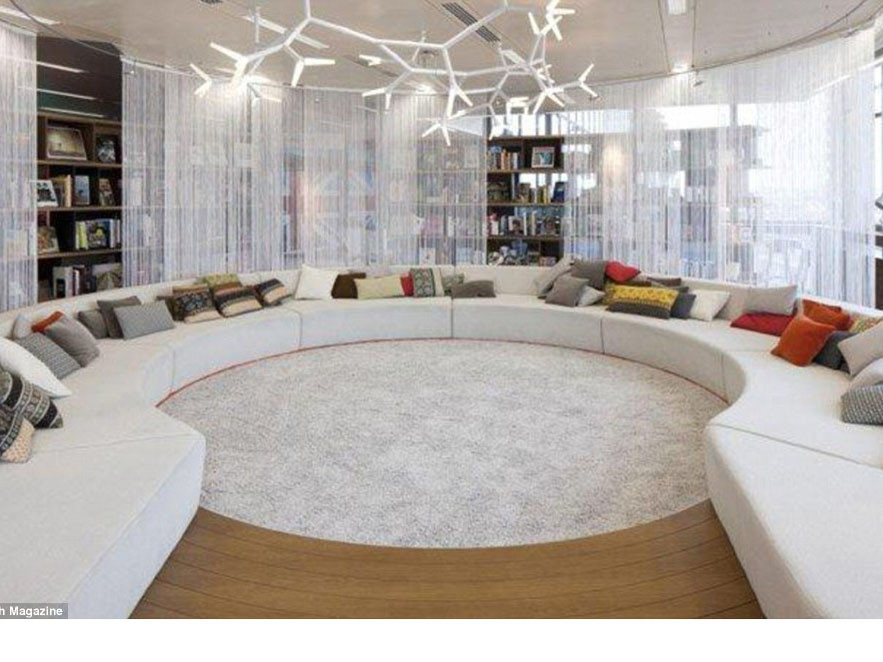 Phòng nghỉ màu trắng với một chiếc ghế sofa lớn hình tròn . Phòng nghỉ màu trắng với một chiếc ghế sofa lớn hình tròn