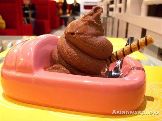 Nhà vệ sinh, bồn cầu đầy màu sắc được dử dụng làm chỗ ngồi, vật trang trí. Nhiều gia đình đã đến thử cảm giác ngồi trong nhà vệ sinh ăn tối. Một đĩa kem mà nhiều người trông thấy... không nói được nên lời. Nhà vệ sinh, bồn cầu đầy màu sắc được dử dụng làm chỗ ngồi, vật trang trí. Nhiều gia đình đã đến thử cảm giác ngồi trong nhà vệ sinh ăn tối. Một đĩa kem mà nhiều người trông thấy... không nói được nên lời.