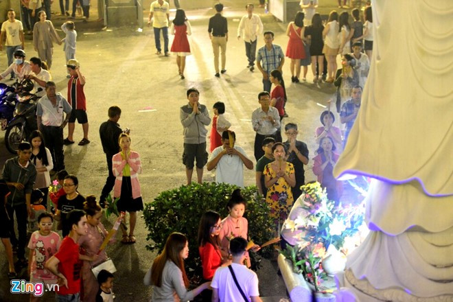 Người dân cả nước đón giao thừa Tết Đinh Dậu ảnh 27