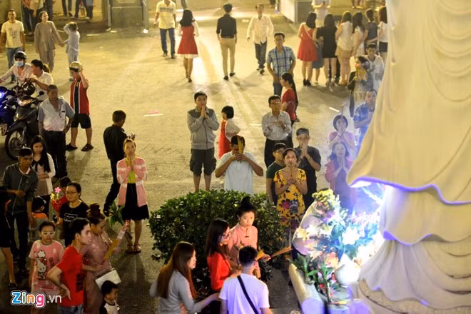Người dân cả nước đón giao thừa Tết Đinh Dậu ảnh 27