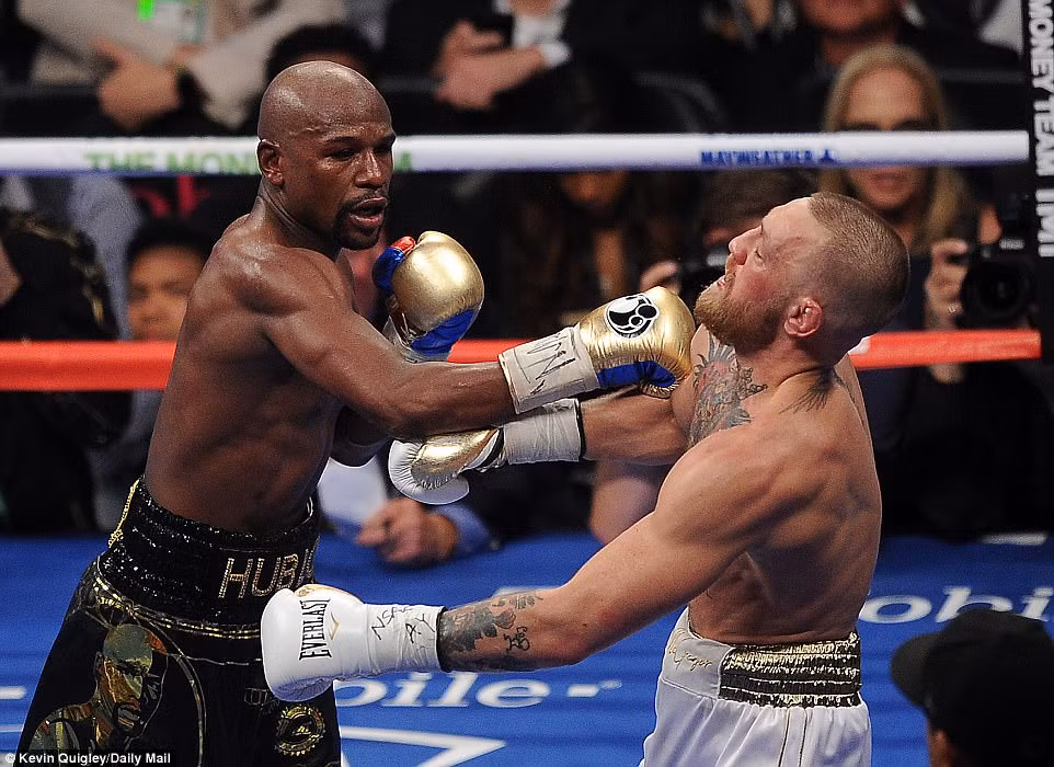 Mục kích Mayweather đấm McGregor sấp mặt ở trận chiến tỷ đô ảnh 3