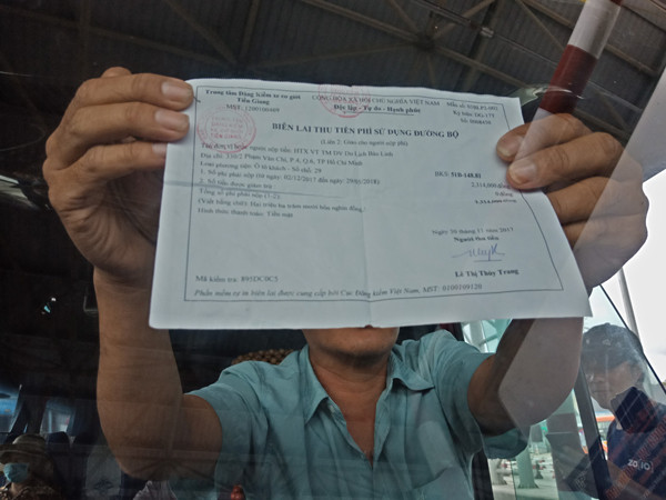 Xước kính ô tô, tài xế 'bắt đền' trạm BOT Cai Lậy ảnh 1