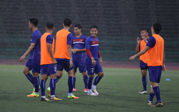 Tuyển Việt Nam đội mưa luyện công chờ đấu Campuchia ảnh 1