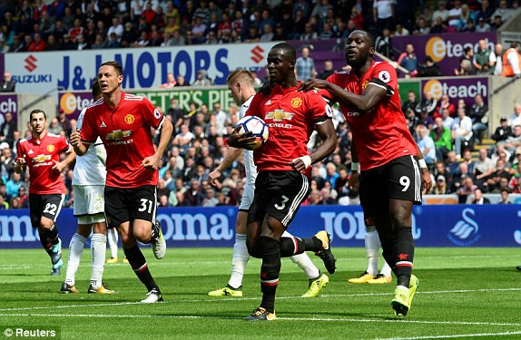 Thắng Swansea '4 sao', M.U vững ngôi đầu ảnh 9