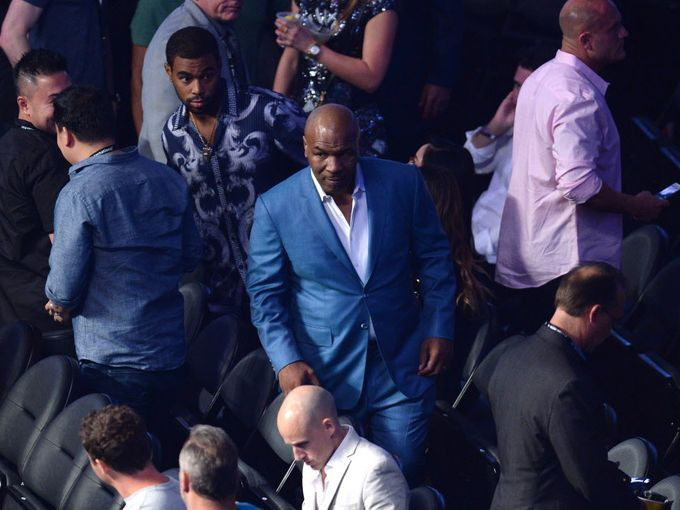 Mayweather knock-out 'Gã hề' McGregor ở trận chiến thế kỷ ảnh 13