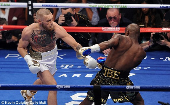 Mayweather knock-out 'Gã hề' McGregor ở trận chiến thế kỷ ảnh 17