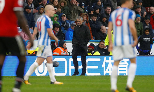 Mourinho nói gì sau khi M.U thua sốc Huddersfield? ảnh 1