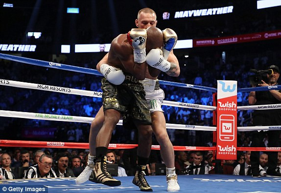 Mayweather knock-out 'Gã hề' McGregor ở trận chiến thế kỷ ảnh 18