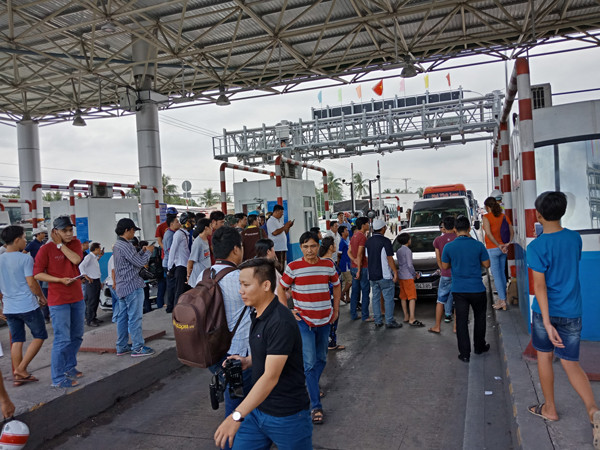Xước kính ô tô, tài xế 'bắt đền' trạm BOT Cai Lậy ảnh 2