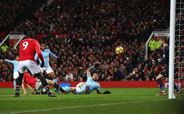 M.U 'tung cờ trắng' ở cuộc đua vô địch ảnh 1