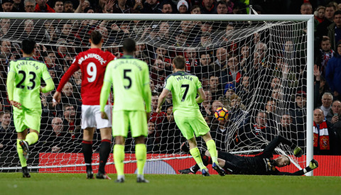 Ibra giải cứu M.U ở derby nước Anh ảnh 13