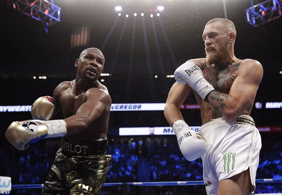 Mục kích Mayweather đấm McGregor sấp mặt ở trận chiến tỷ đô ảnh 6