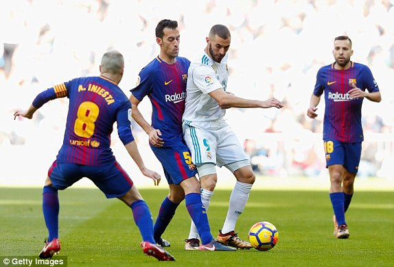 Messi tỏa sáng, Barca thắng đậm Real ở Siêu kinh điển ảnh 14