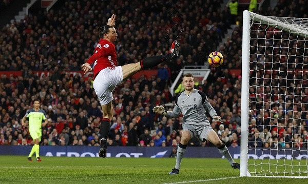 Ibra giải cứu M.U ở derby nước Anh ảnh 10