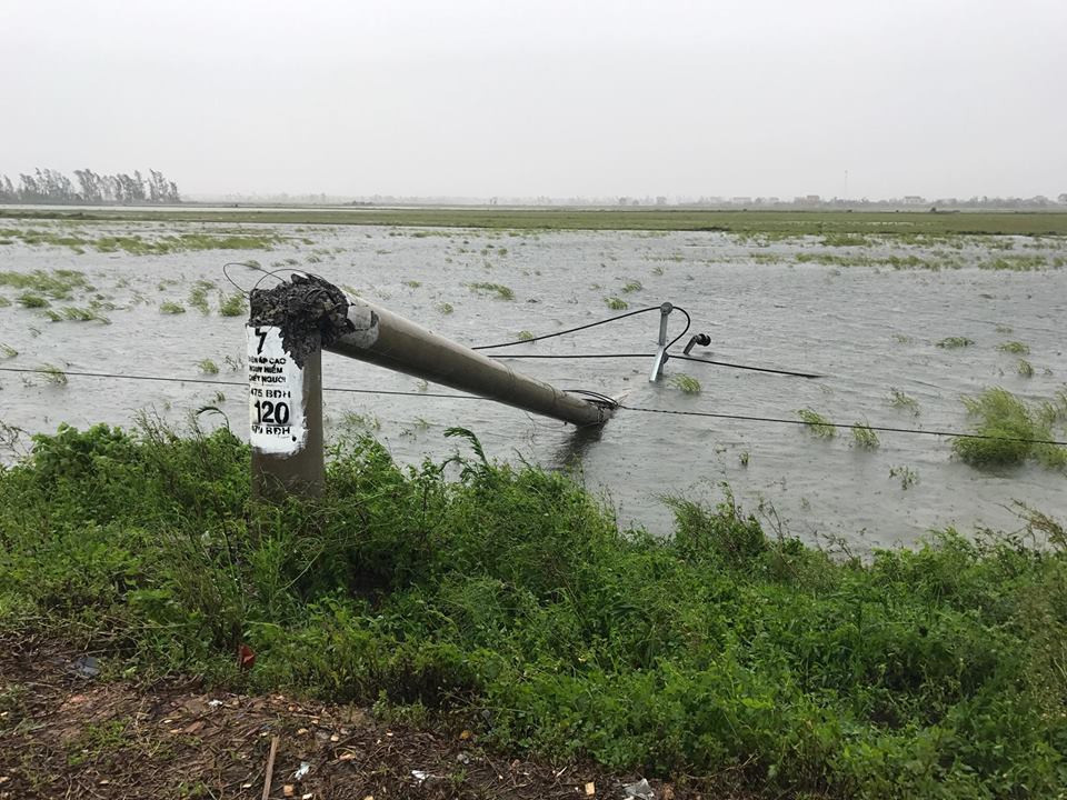 Bão số 10 càn quét miền Trung, ít nhất 4 người chết ảnh 26