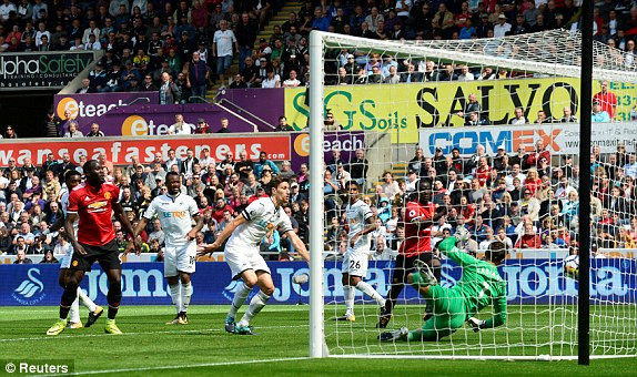 Thắng Swansea '4 sao', M.U vững ngôi đầu ảnh 8