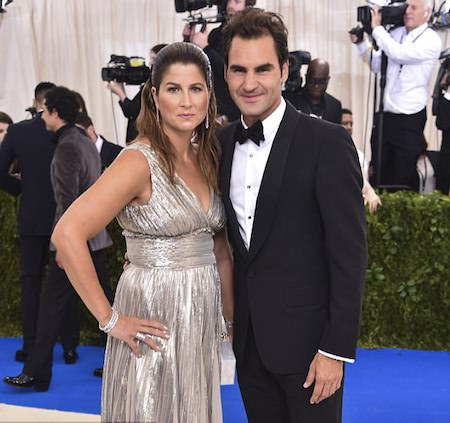 Federer gây sốc với chiếc áo vest in hình rắn hổ mang ảnh 1