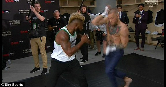 Mayweather knock-out 'Gã hề' McGregor ở trận chiến thế kỷ ảnh 10