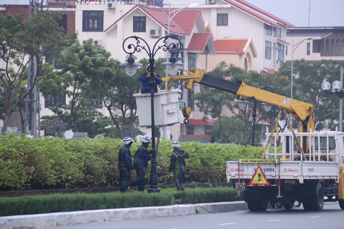 Nhiều người thiệt mạng vì bão Damrey quét qua ảnh 2