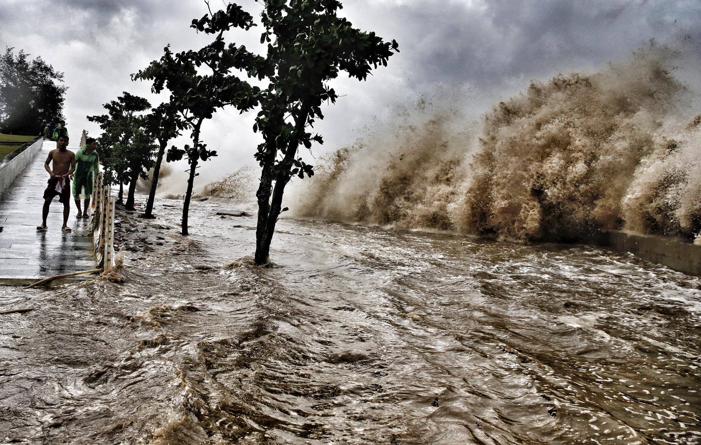 Bão số 10 càn quét miền Trung, ít nhất 4 người chết ảnh 31