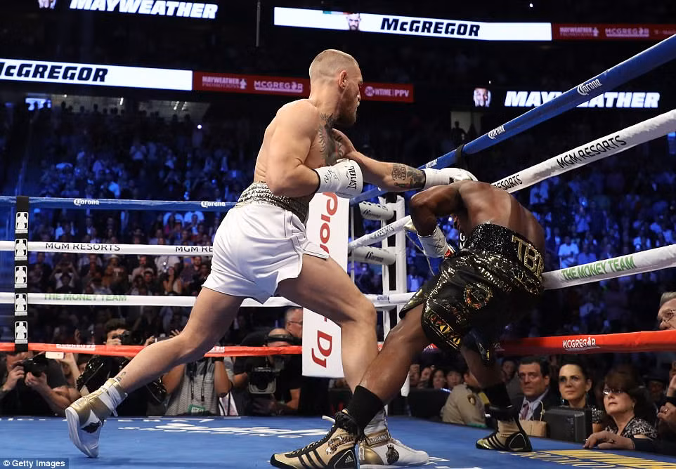Mục kích Mayweather đấm McGregor sấp mặt ở trận chiến tỷ đô ảnh 7