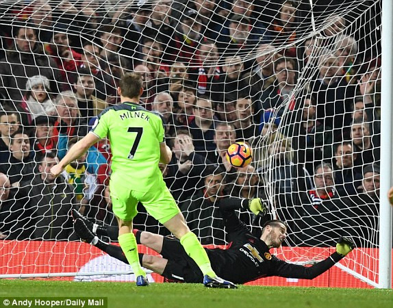 Ibra giải cứu M.U ở derby nước Anh ảnh 14