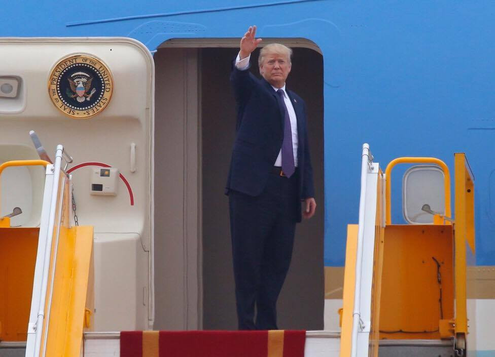 Tổng thống Donald Trump rời Hà Nội, kết thúc chuyến thăm Việt Nam ảnh 1