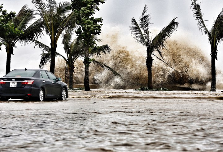 Bão số 10 càn quét miền Trung, ít nhất 4 người chết ảnh 29