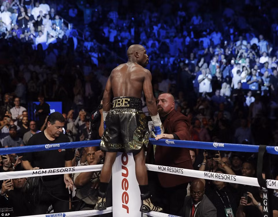 Mục kích Mayweather đấm McGregor sấp mặt ở trận chiến tỷ đô ảnh 13