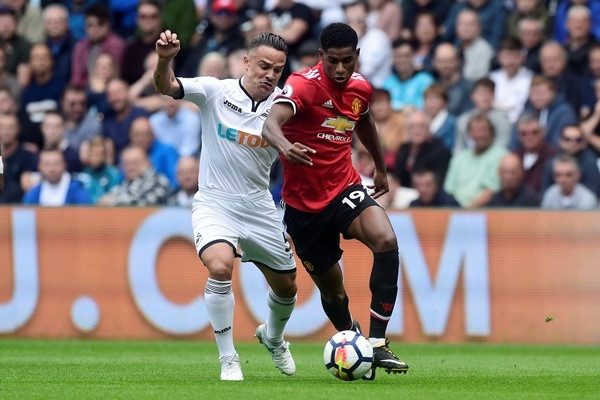Thắng Swansea '4 sao', M.U vững ngôi đầu ảnh 11