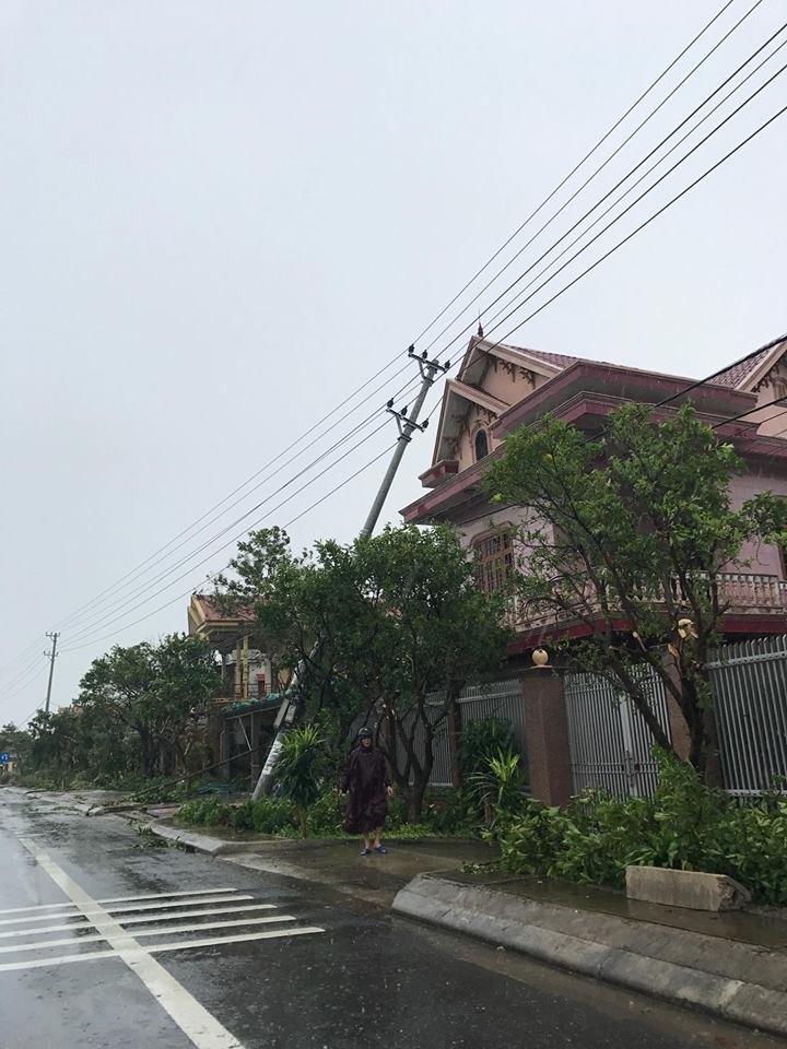 Bão số 10 càn quét miền Trung, ít nhất 4 người chết ảnh 24