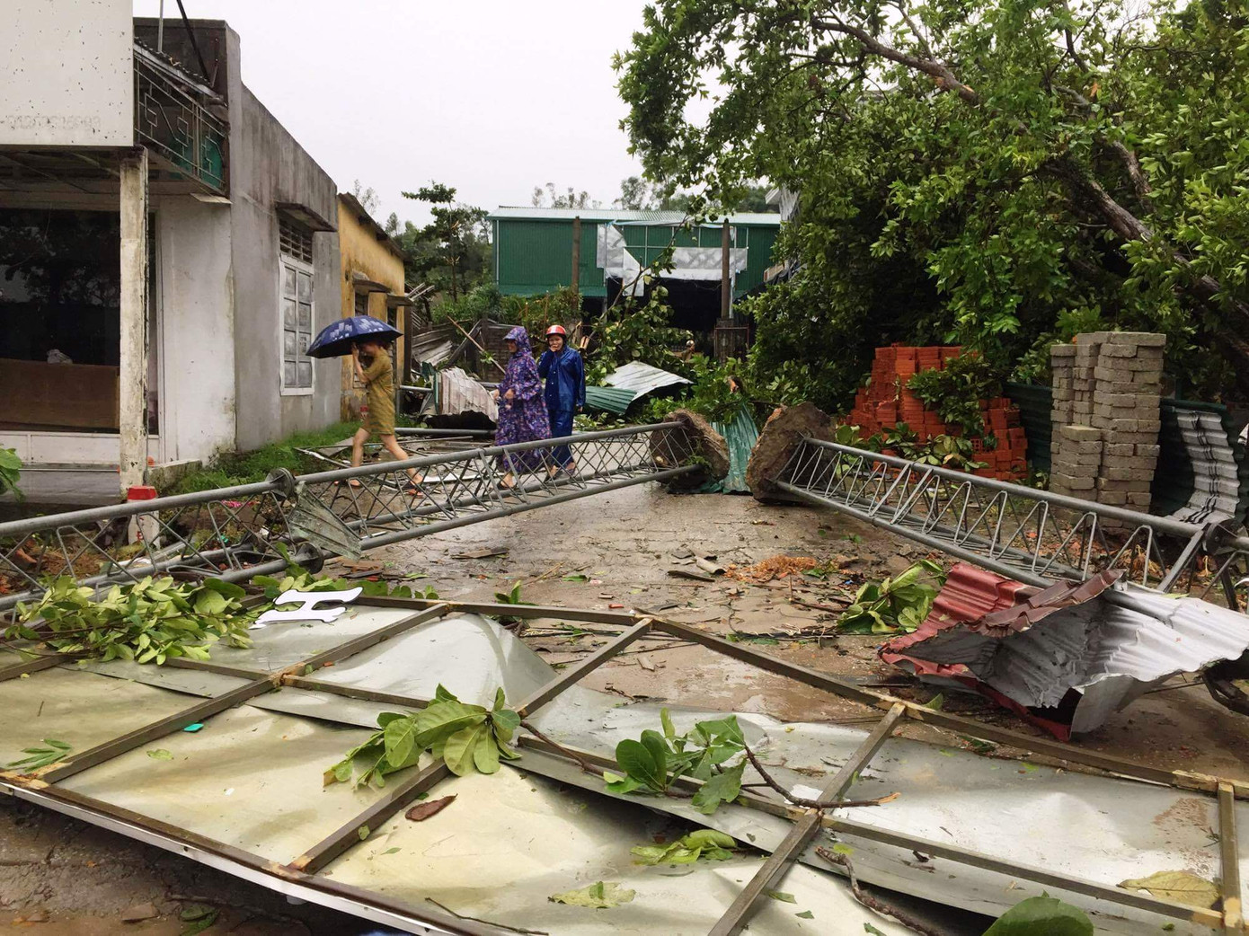 Bão số 10 càn quét miền Trung, ít nhất 4 người chết ảnh 48