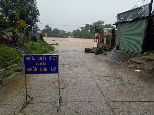 Vỡ đập chứa nước ở Hà Tĩnh, hàng loạt thủy điện xả lũ ảnh 2