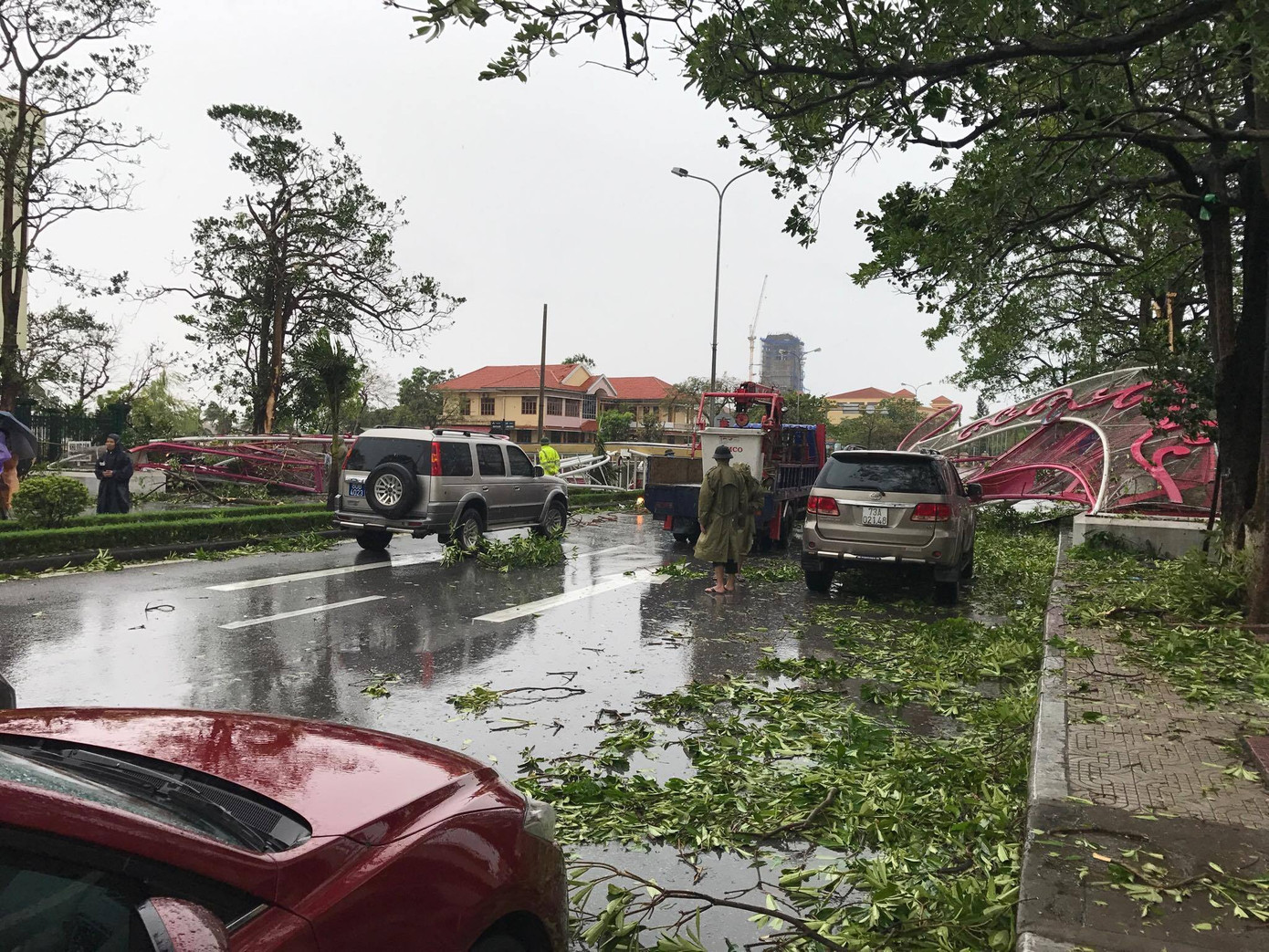 Bão số 10 càn quét miền Trung, ít nhất 4 người chết ảnh 19
